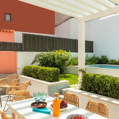 Апартаменты Luxurious, Private Garden And Heated Swimming Pool By Courtesy Morning Лиссабон