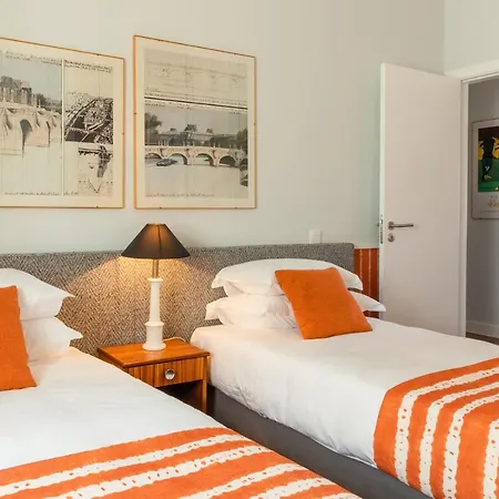 Апартаменты Luxurious, Private Garden And Heated Swimming Pool By Courtesy Morning